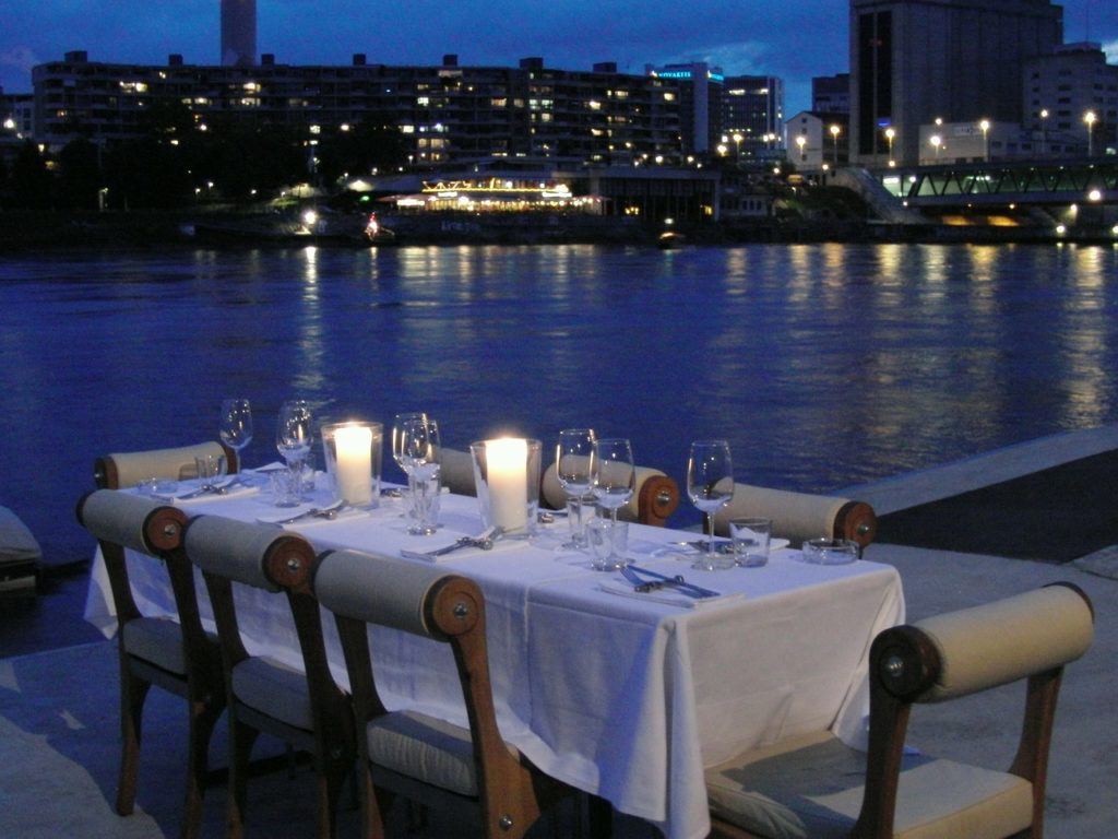 Nouvel An 2025 à Paris : nos idées pour votre soirée en amoureux 4 Diner croisière sur la Seine