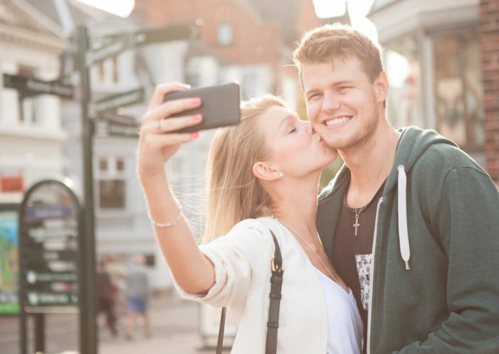 Saint-Valentin 2025 : des idées d'activités à faire en couple 14 Premenade en couple dans la ville