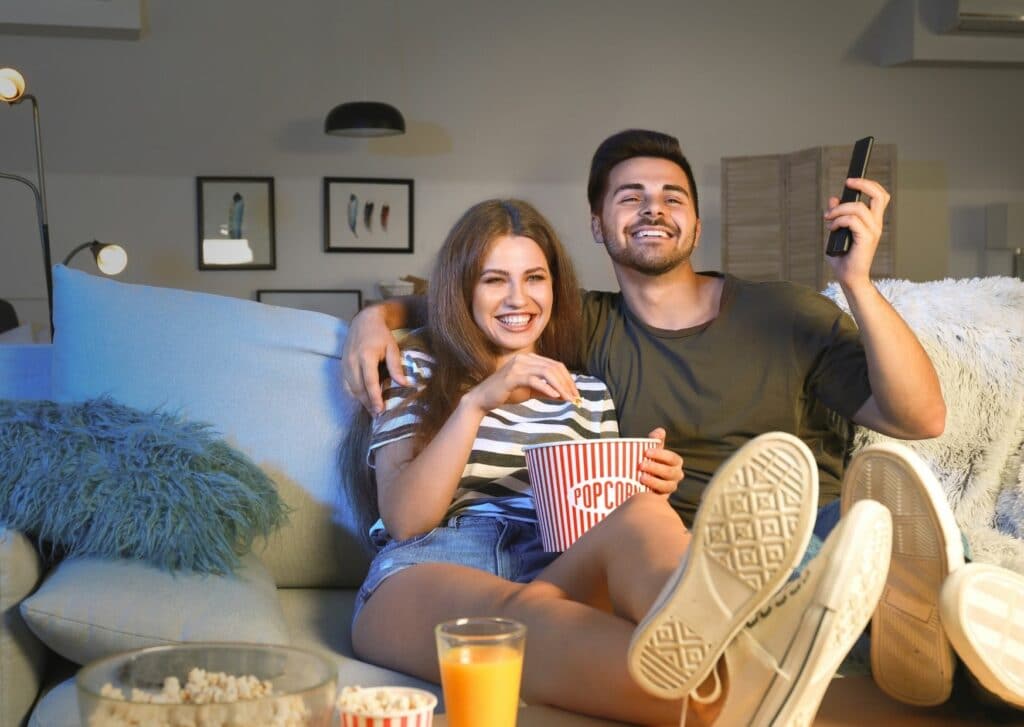 Saint-Valentin 2025 : des idées d'activités à faire en couple 7 Soirée cinématographique en couple