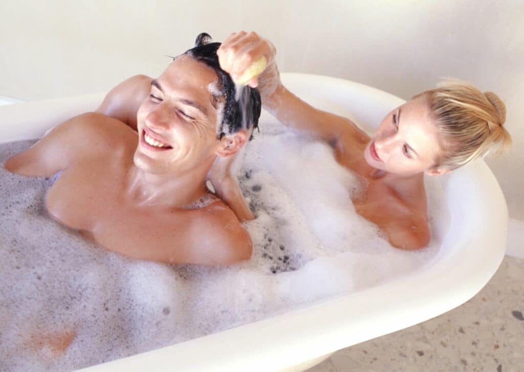 Saint-Valentin 2025 : des idées d'activités à faire en couple 5 un bain en couple