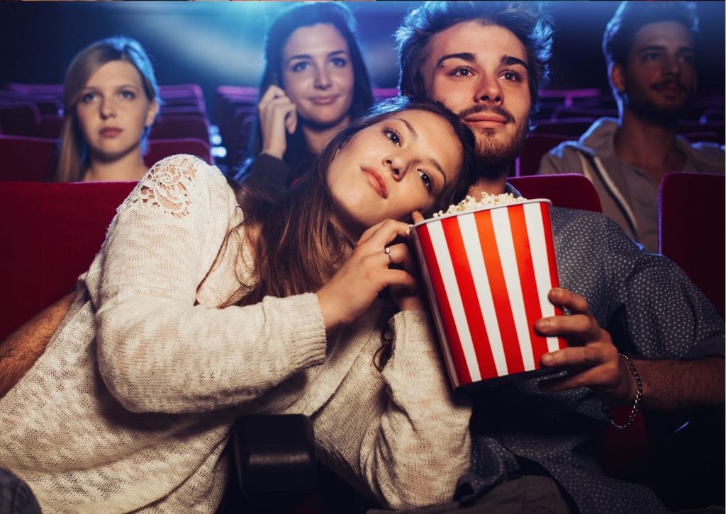15 choses simples à faire pour surprendre sa copine 15 Emmenez-la voir un film romantique