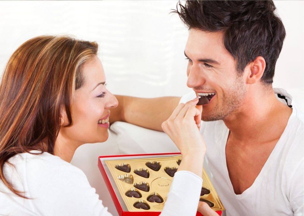 15 choses simples à faire pour surprendre sa copine 10 Offrez-lui son chocolat préférer