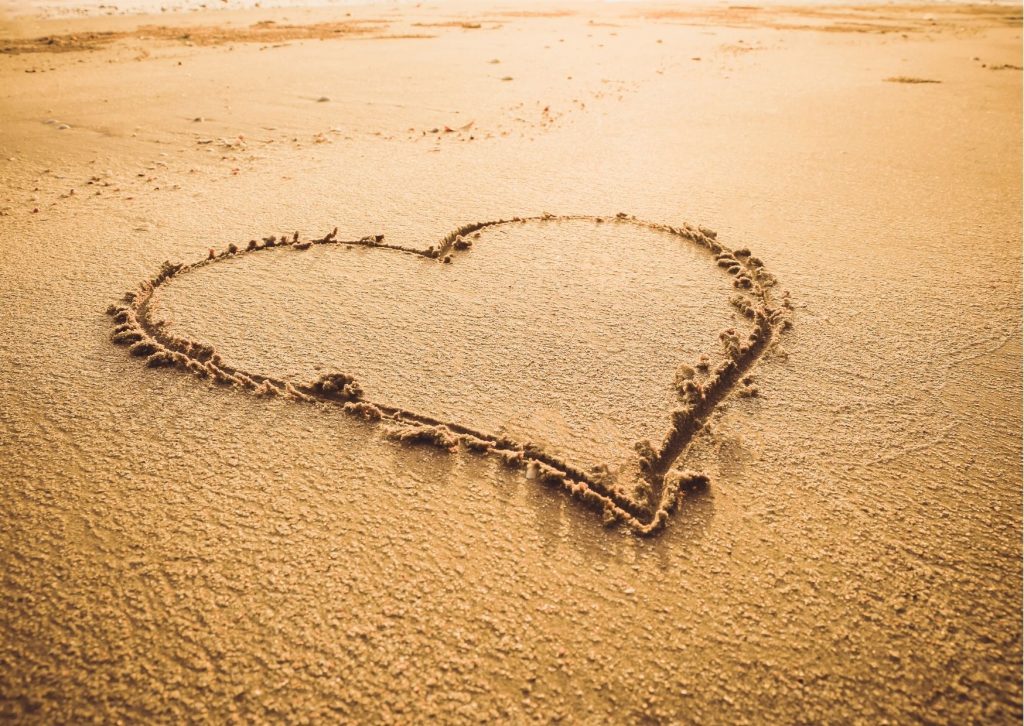 coeur dessiné dans le sable
