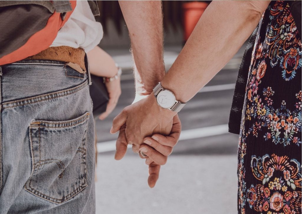 15 choses simples à faire pour surprendre sa copine 17 couple main dans la main