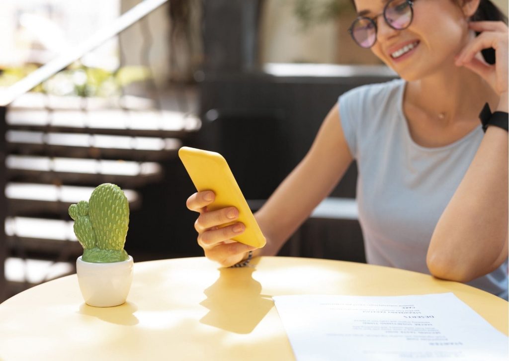15 choses simples à faire pour surprendre sa copine 4 femme qui reçoit un sms bonjour de son homme