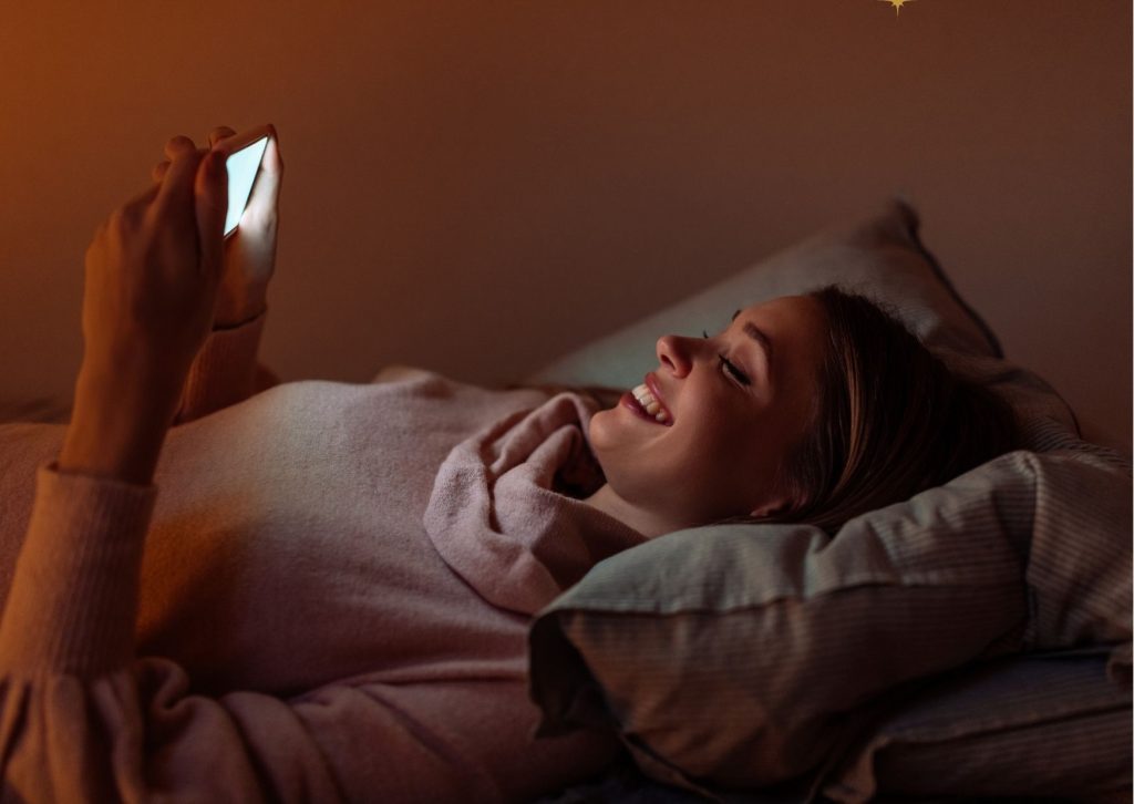 15 choses simples à faire pour surprendre sa copine 5 femme qui reçoit un sms bonne nuit de son homme