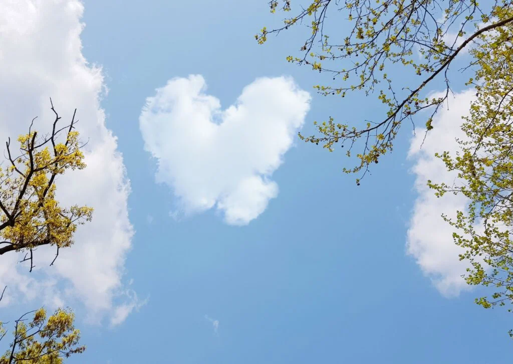 Messages d'amour pour qu'elle tombe amoureuse de vous 5 coeur dans les nuages